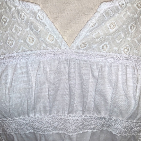 🆕Pretty💕Lacey Top🌼Front Gathered areas w/Crocheted Lace between & side splits - Picture 4 of 11